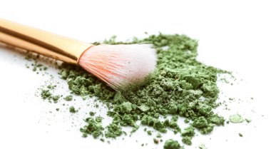 Beyaz arkaplanda makyaj fırçası ve gevşek göz farı