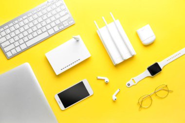 Renk arkaplanındaki farklı aygıtlar