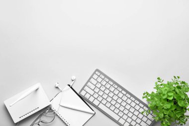 Işık arkaplan üzerinde Wi-Fi yönlendirici, klavye ve defter