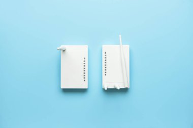 Renk arkaplanında antenleri olan Wi-Fi yönlendiricileri