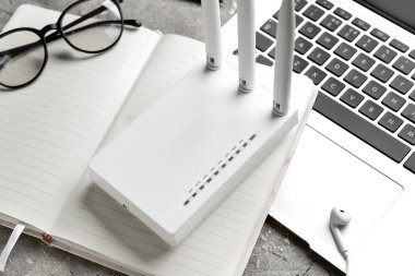 Grunge arka planında farklı aygıtlar