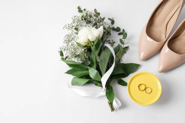 Alyanslar, çiçekler ve açık arkaplanda ayakkabılar