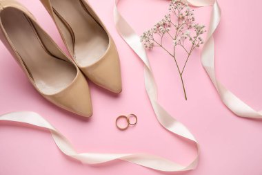 Renk arkaplanda alyansları olan güzel bir kompozisyon