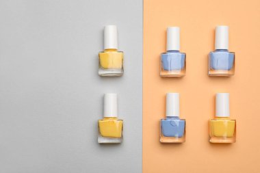 Renkli arka planda tırnak cilası şişeleri