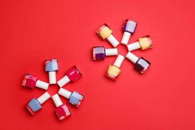 Renkli arka planda tırnak cilası şişeleri