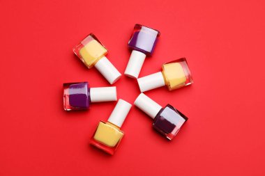 Renkli arka planda tırnak cilası şişeleri