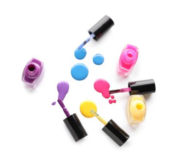 Beyaz arka planda tırnak cilası şişeleri