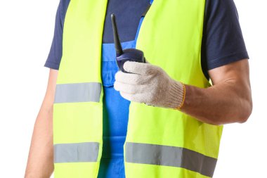 Beyaz arka planda radyo vericisi olan erkek işçi.