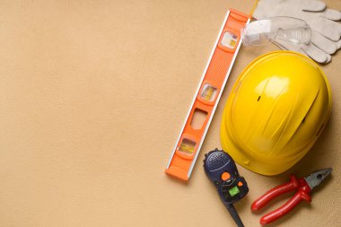 Renk arkaplan üzerinde inşa araçları ve radyo vericisi olan güvenlik ekipmanları