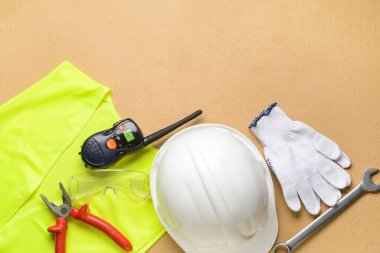 Renk arkaplan üzerinde inşa araçları ve radyo vericisi olan güvenlik ekipmanları