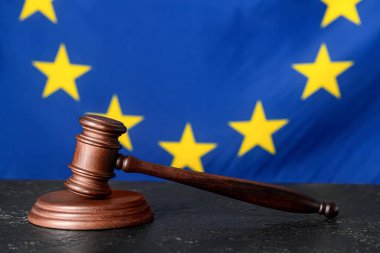 Hakimin Gavel 'i Avrupa Birliği bayrağına karşı