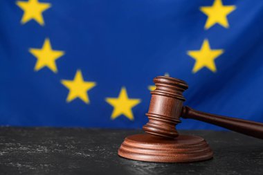 Hakimin Gavel 'i Avrupa Birliği bayrağına karşı