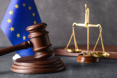 Adalet terazisi ve Avrupa Birliği bayrağıyla hakimin Gavel 'i