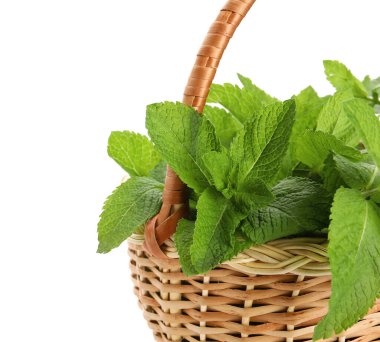 Beyaz arkaplanda nane aromalı hasır sepet