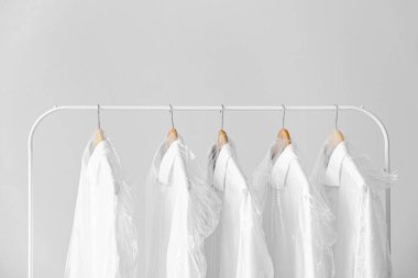 Gri arkaplanda plastik poşetlerde temiz gömlekli raflar