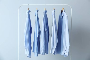 Gri arkaplanda temiz gömlekli raflar