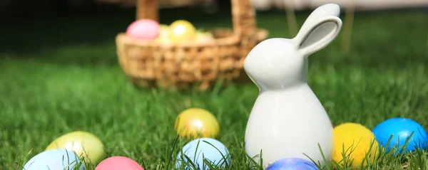 Ovos Páscoa Com Coelho Brinquedo Grama Livre — Fotografia de Stock