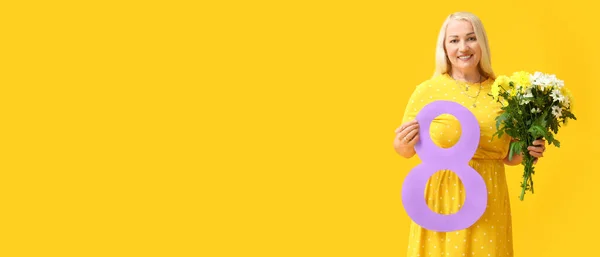 Зрелая Женщина Держит Букет Красивых Цветов Бумажный Рисунок Желтом Фоне — стоковое фото