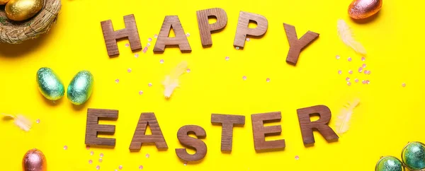 Text Happy Oster Mit Schokoladeneiern Auf Gelbem Hintergrund — Stockfoto