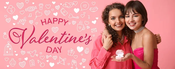 Jong Lesbisch Stel Met Verlovingsring Roze Achtergrond Valentijnsdag — Stockfoto