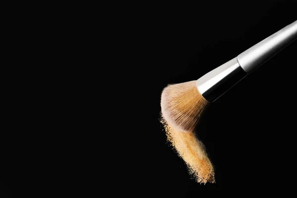 Makeup Borste Skaka Pulver Svart Bakgrund — Stockfoto