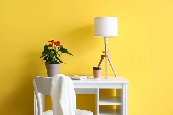 Arbeitsplatz Mit Anthurium Blume Lampe Und Papiertasse Kaffee Der Nähe — Stockfoto