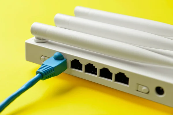 Router Antenami Kablem Sieciowym Kolorowym Tle — Zdjęcie stockowe