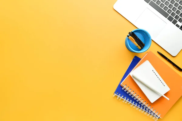 Verschiedene Gadgets Und Schreibwaren Auf Farbigem Hintergrund — Stockfoto