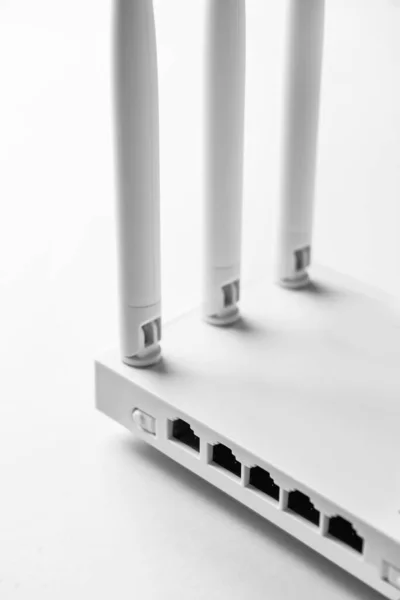 Router Con Antenas Sobre Fondo Claro — Foto de Stock