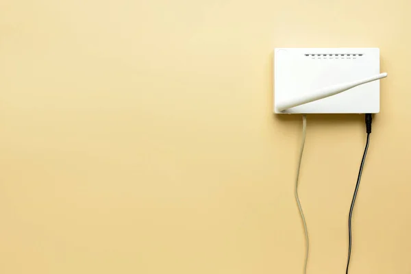 Router Med Antenn Och Nätverkskablar Färg Bakgrund — Stockfoto