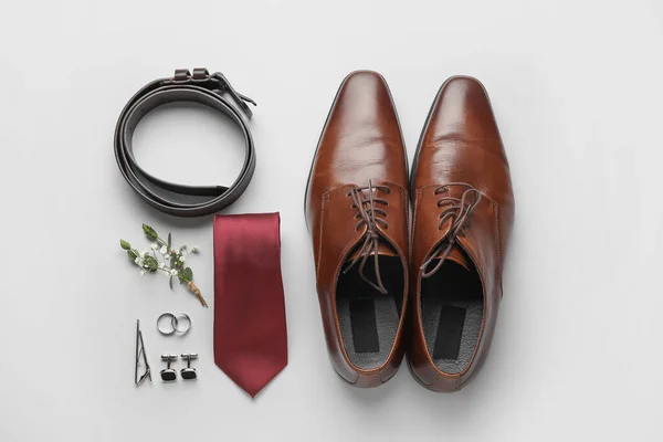 Trauringe Schuhe Gürtel Und Krawatte Auf Hellem Hintergrund — Stockfoto