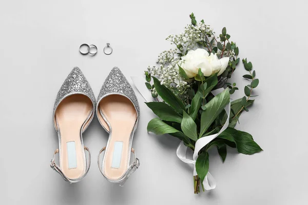 光の背景に結婚指輪 花や靴 — ストック写真