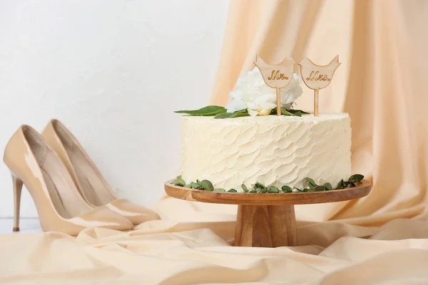 Dessertstand Mit Schöner Hochzeitstorte Auf Dem Tisch — Stockfoto