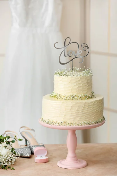 Dessertstand Mit Wunderschöner Hochzeitstorte Und Topper Mit Wort Liebe Auf — Stockfoto