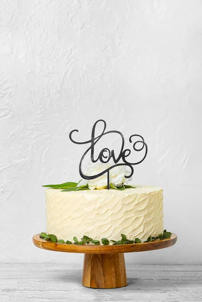 Dessertstand Mit Wunderschöner Hochzeitstorte Und Topper Mit Wort Liebe Auf — Stockfoto