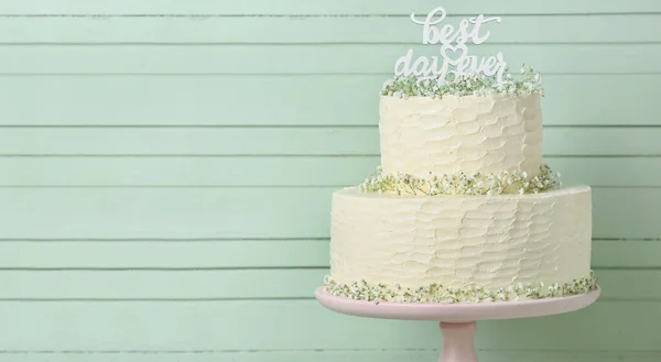 Güzel Düğün Pastası Renkli Ahşap Arka Planda Iyi Gün Yazılı — Stok fotoğraf