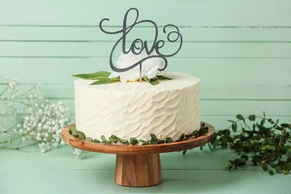 Dessertstandaard Met Mooie Bruidstaart Topper Met Woord Love Tafel — Stockfoto