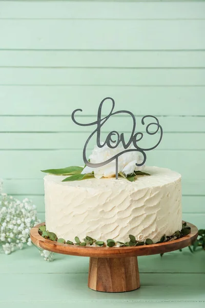 美しい結婚式のケーキとテーブルの上に単語の愛とトッパーとデザートスタンド — ストック写真