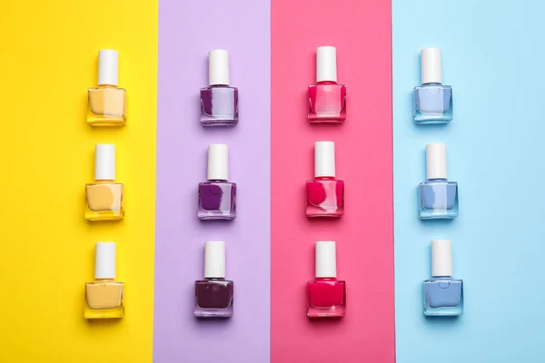 Set Botellas Esmalte Uñas Sobre Fondo Color —  Fotos de Stock