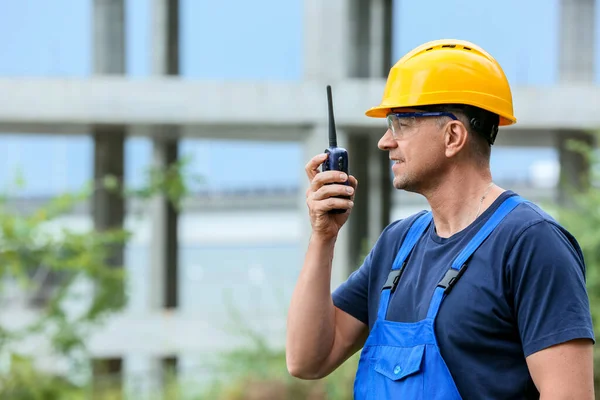Male Worker Safety Equipment Radio Transmitter Construction Site — Stock Photo, Image