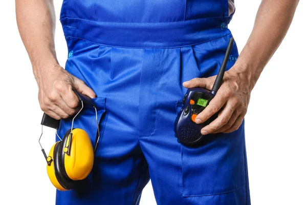 Trabalhador Masculino Com Protectores Auriculares Transmissor Rádio Sobre Fundo Branco — Fotografia de Stock
