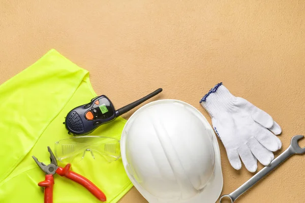 Renk arkaplan üzerinde inşa araçları ve radyo vericisi olan güvenlik ekipmanları