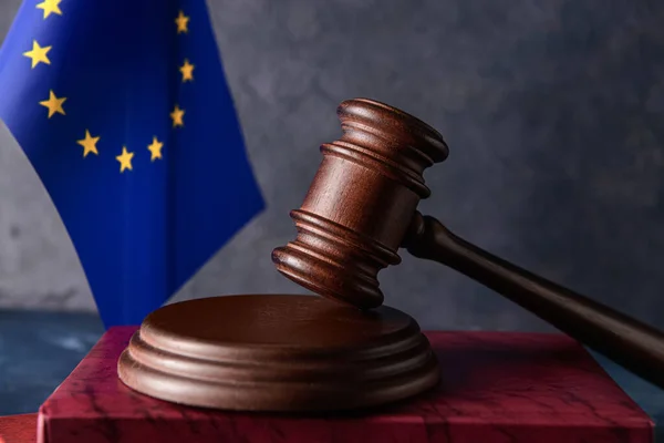 Gavel Domare Med Bok Och Europeiska Unionens Flagga Mörk Bakgrund — Stockfoto