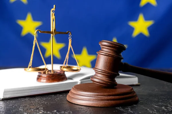Domarklubba Med Våg Rättvisa Och Bok Mot Europeiska Unionens Flagga — Stockfoto