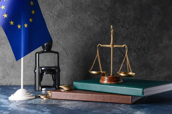 Skalor Rättvisa Med Böcker Mynt Och Europeiska Unionens Flagga Mörk — Stockfoto