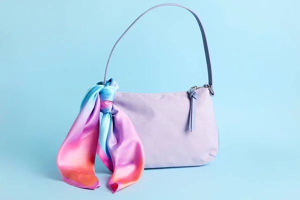 Stilvolle Handtasche Mit Schal Auf Farbigem Hintergrund — Stockfoto