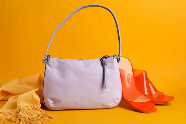 배경의 아름다운 핸드백 스카프 — 스톡 사진