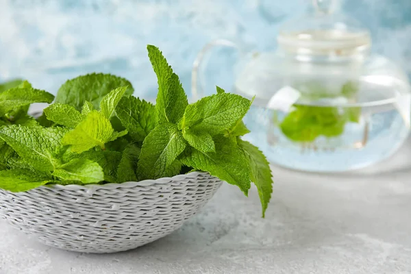 Wicker Bowl Mint Leaves Table — Stock Photo, Image