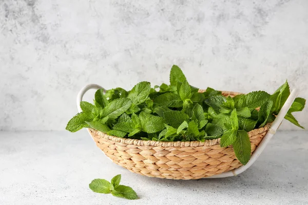 Panier Osier Avec Menthe Sur Table — Photo