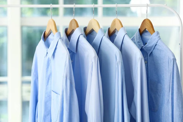 Cremalheira Com Camisas Limpas Após Limpeza Seco — Fotografia de Stock